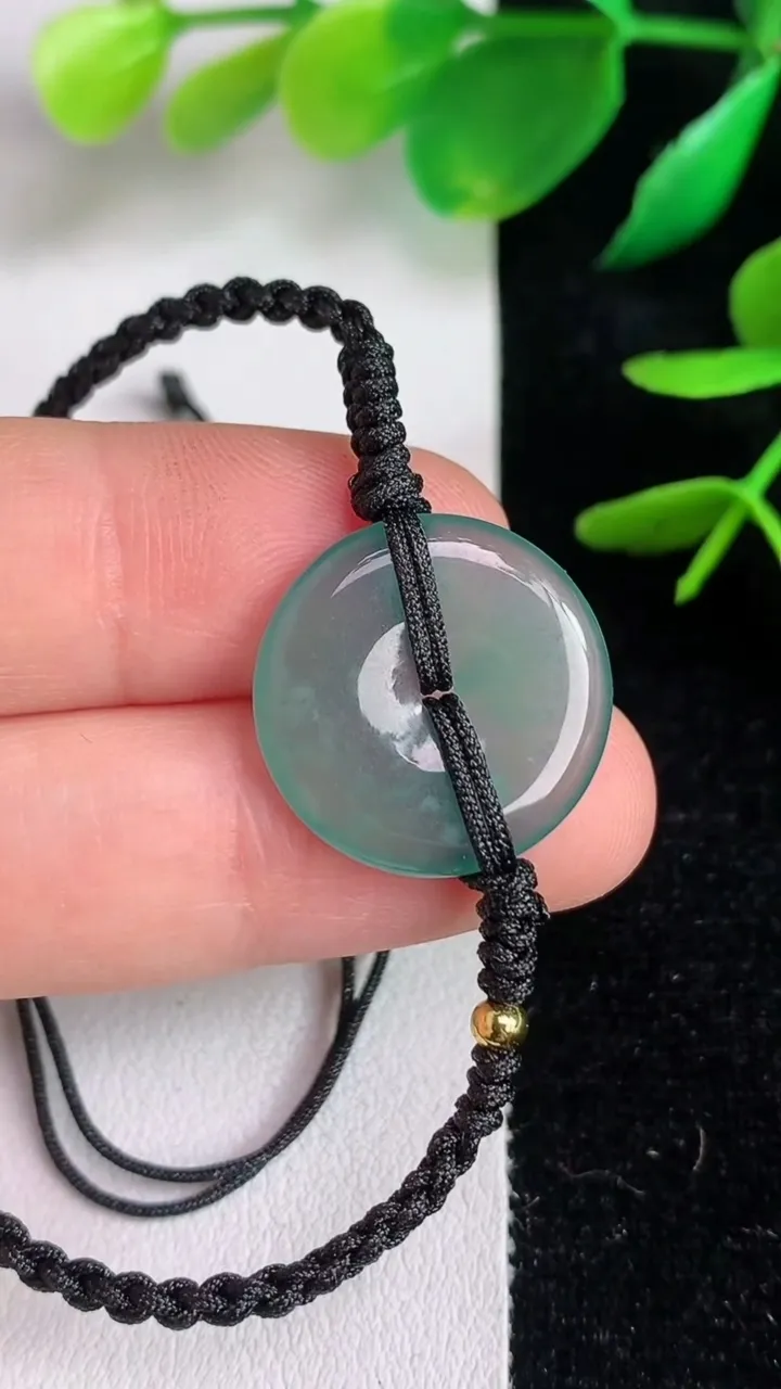 天然A货翡翠蓝水平安扣手绳，尺寸18.8-2.6，重量:2.91g
6月14日