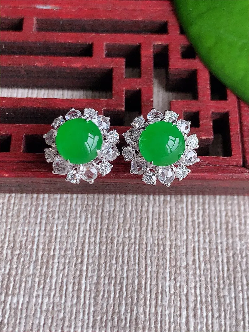 天然A货翡翠18K金伴钻镶嵌阳绿蛋面耳钉 尺寸5.8mm 重量2.69g 0612