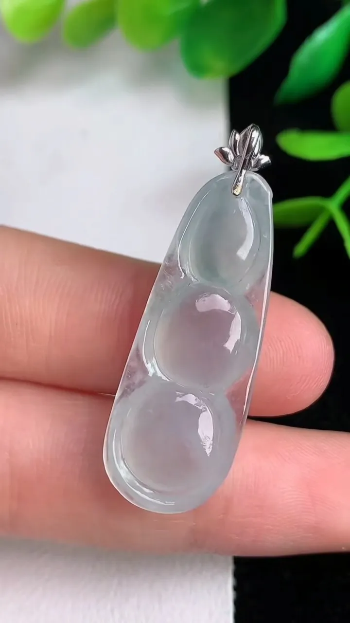 天然A货翡翠种福豆吊坠，尺寸33.4-13-6.3，重量:4.49g
6月15日