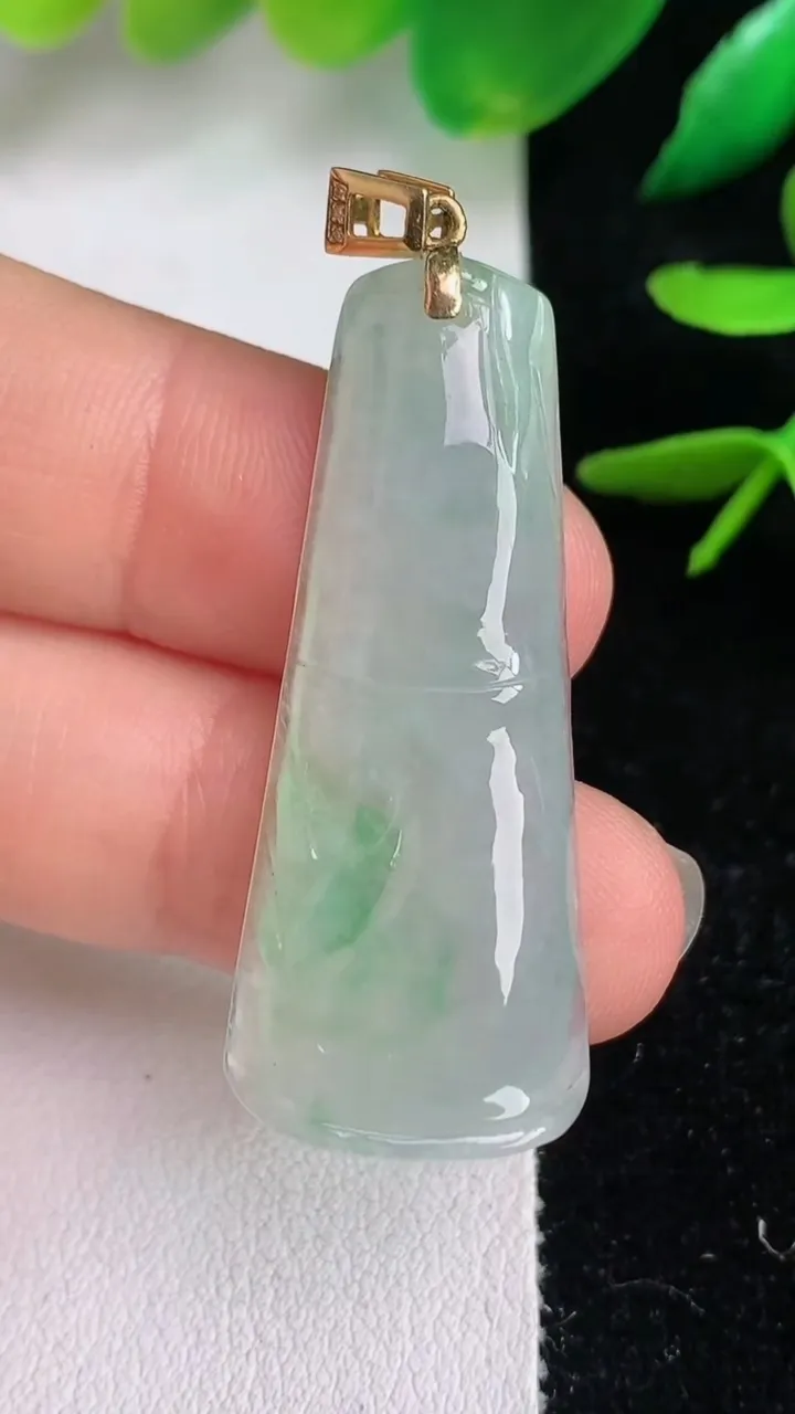 天然A货翡翠节节高升竹节吊坠，尺寸38.5-15.5-5.3，重量:7.10g
6月15日