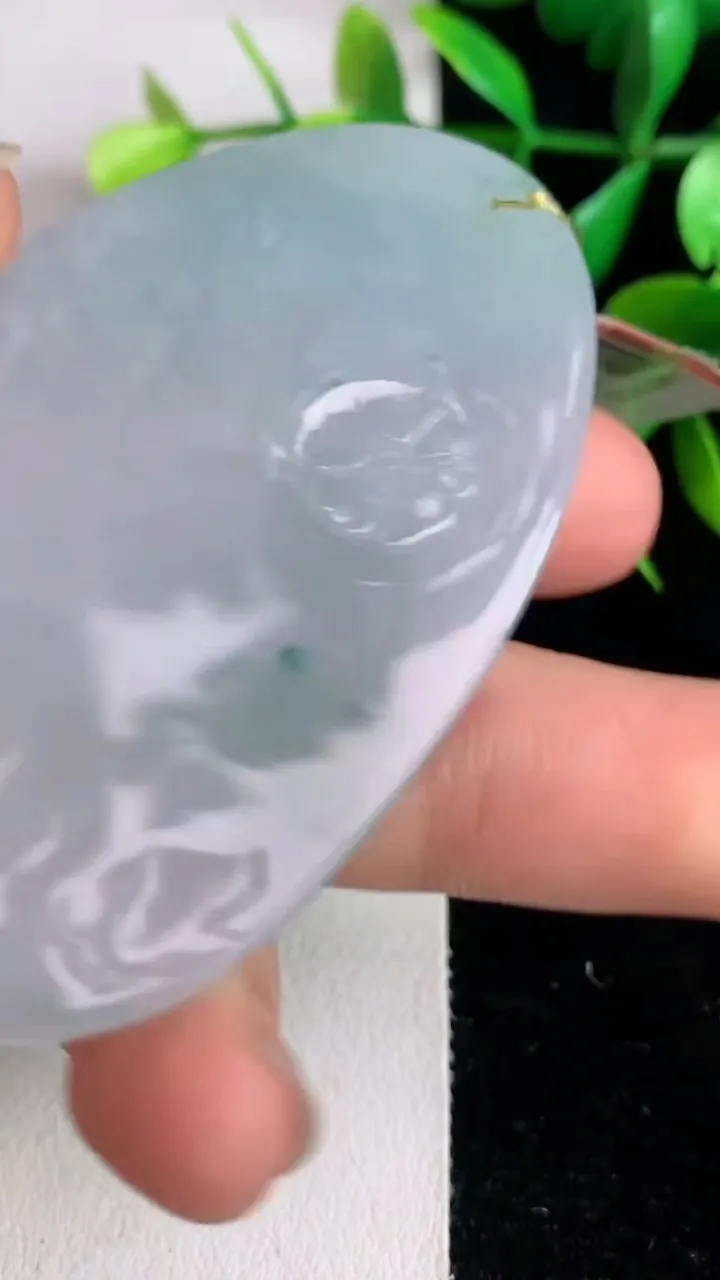天然A货翡翠飘花祥龙大日如来吊坠，尺寸63.8-39.4-5，重量:27.42g
6月15日