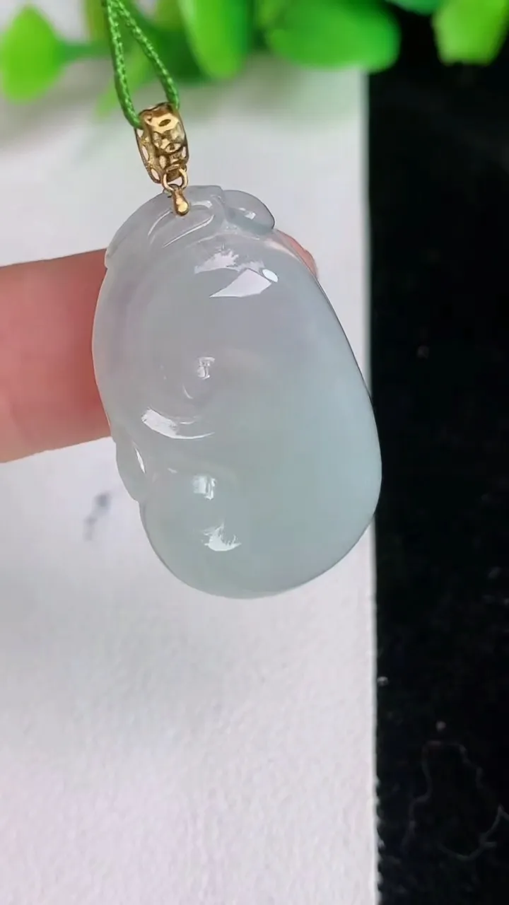 天然A货翡翠如意吊坠，尺寸33.6-18.5-4.4，重量:5.37g
6月15日
