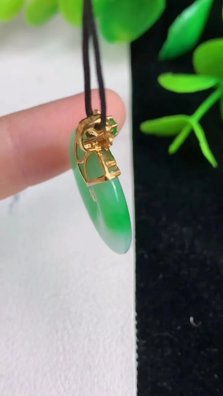 天然A货翡翠平安扣吊坠，尺寸21-3.8，重量:4.34g
6月15日