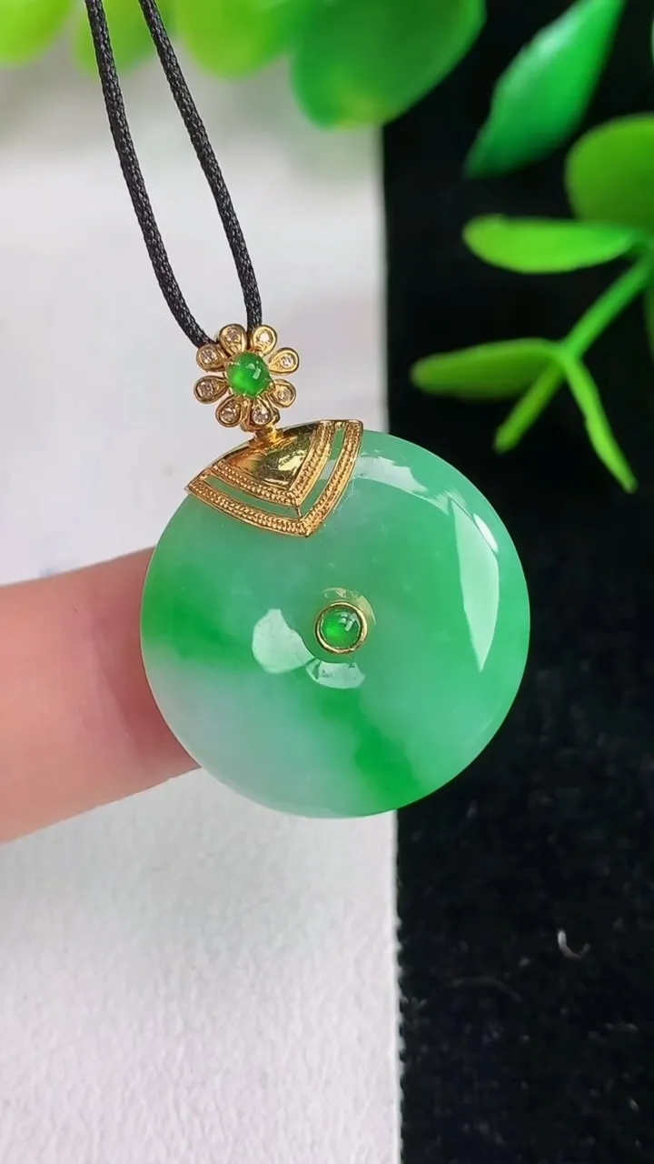 天然A货翡翠平安扣吊坠，尺寸21-3.8，重量:4.34g
6月15日
