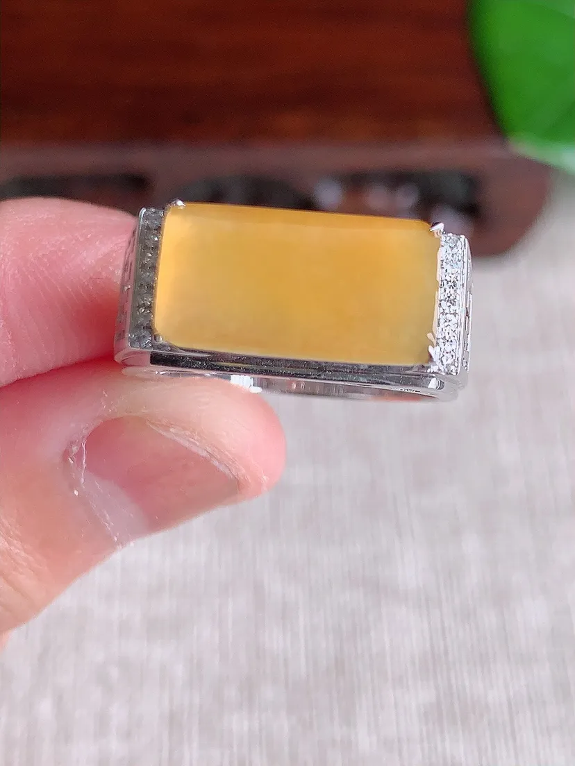 天然A货翡翠18K金伴钻镶嵌黄翡马鞍戒指 圈口19.3裸石尺寸14.3×7.4mm 重量4.28g 
