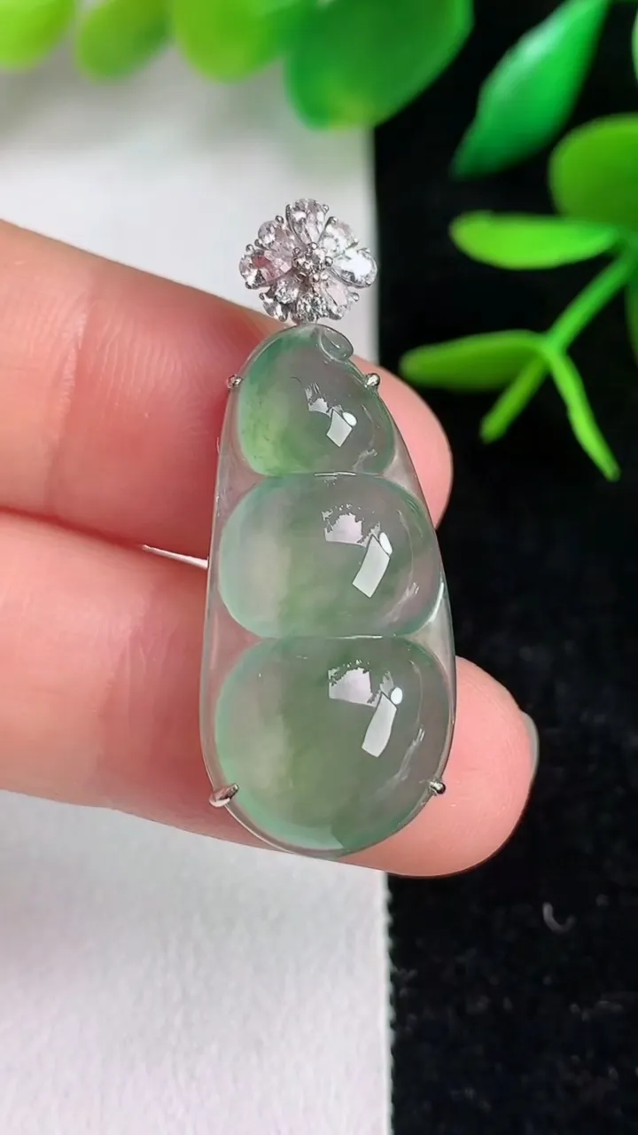 天然A货翡翠福豆吊坠，尺寸28-13.6-7.7，重量:4.07g
6月15日