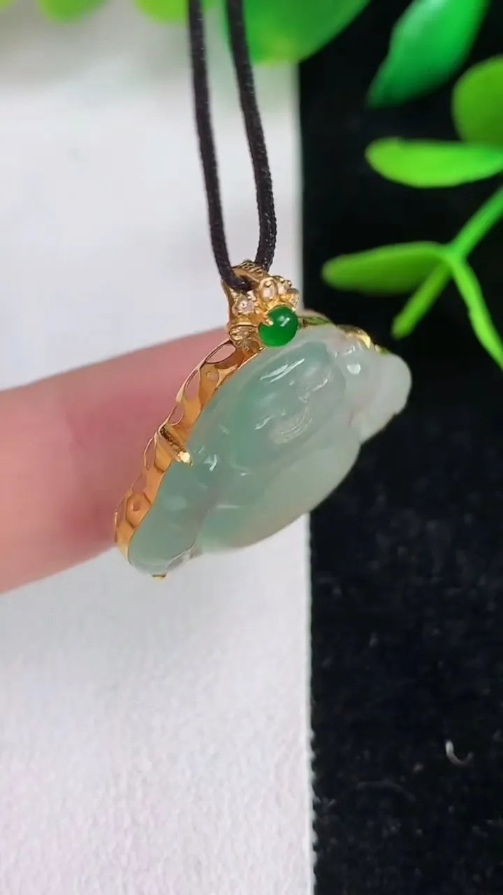 天然A货翡翠佛公吊坠，尺寸18-23.6-5.3，重量:2.81g
6月15日