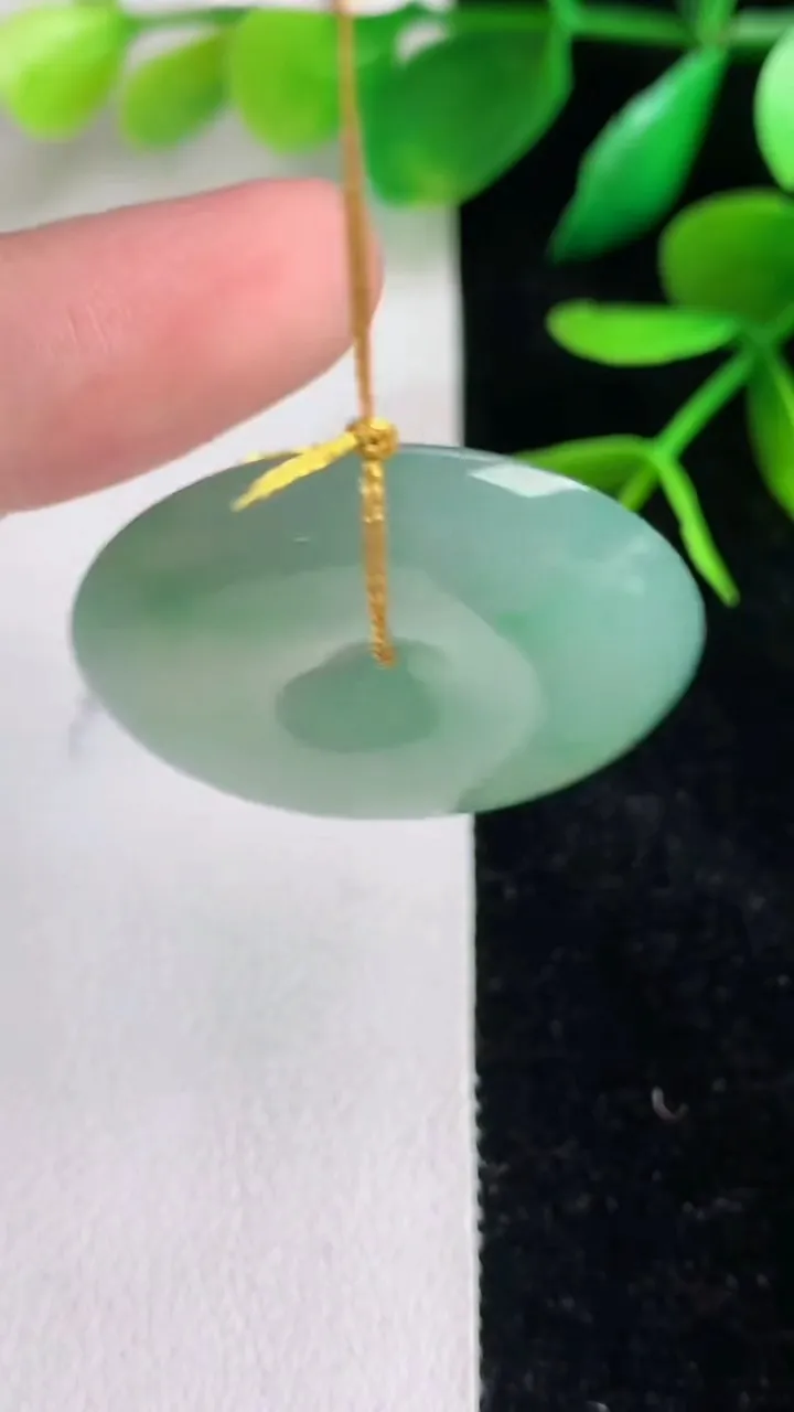 天然A货翡翠平安扣吊坠，尺寸28.2-5.5，重量:9.29g
6月15日