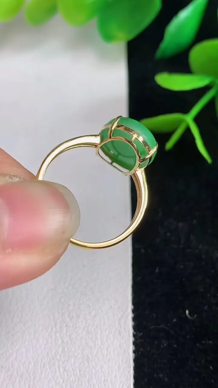 天然A货翡翠蛋面戒指，尺寸18.4-13.7-10.3，重量:2.25g2025年6月15日
工厂直销收藏佳品,种好水足，色泽均匀，有种有色，上手高大气！