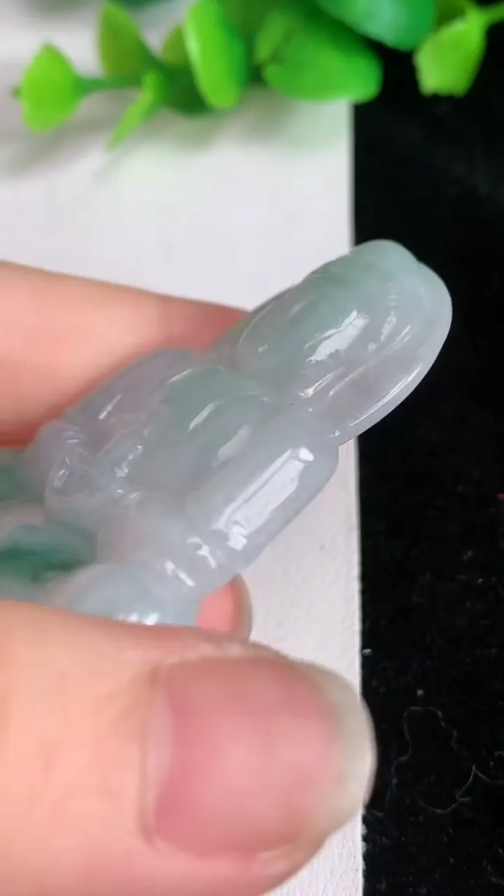 天然A货翡翠观音菩萨吊坠，尺寸54.4-34.3-6.3，重量:20.26g
6月15日