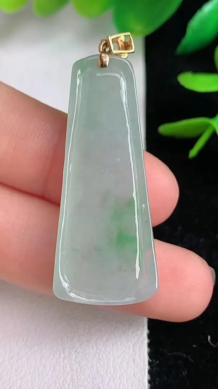 天然A货翡翠节节高升竹节吊坠，尺寸38.5-15.5-5.3，重量:7.10g
6月15日