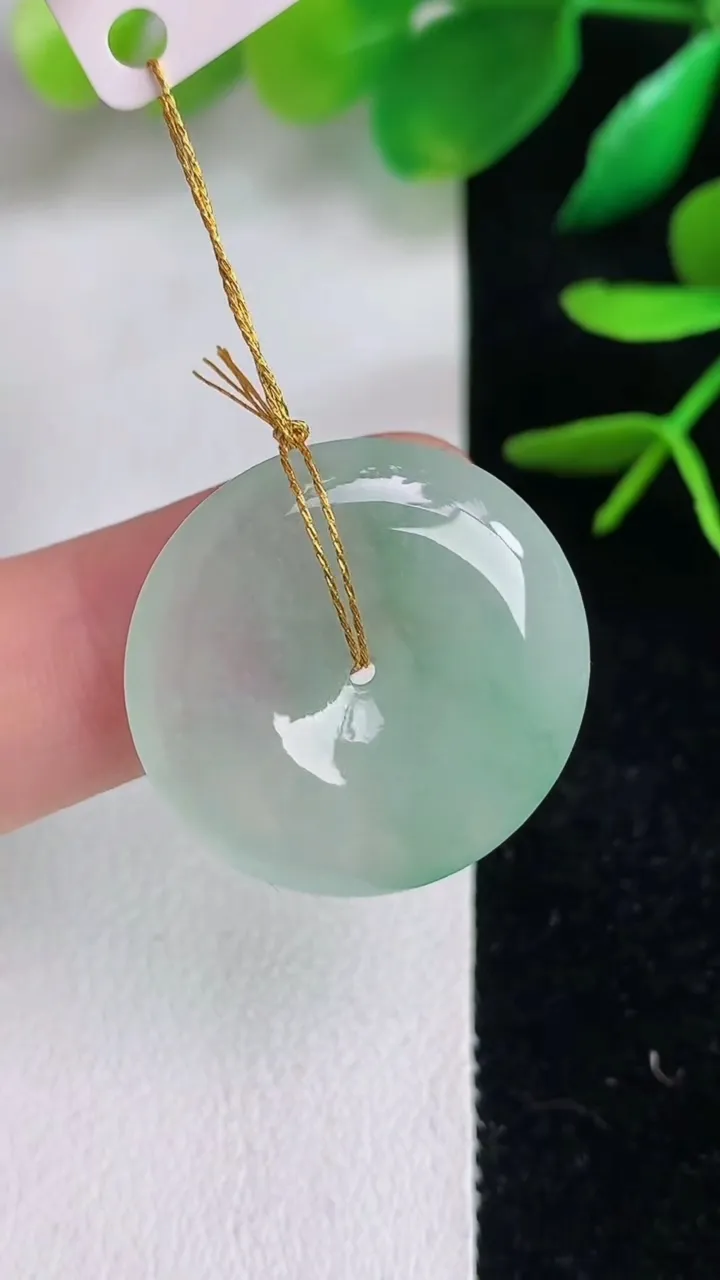 天然A货翡翠平安扣吊坠，尺寸23.7-4.7，重量:5.50g
6月15日