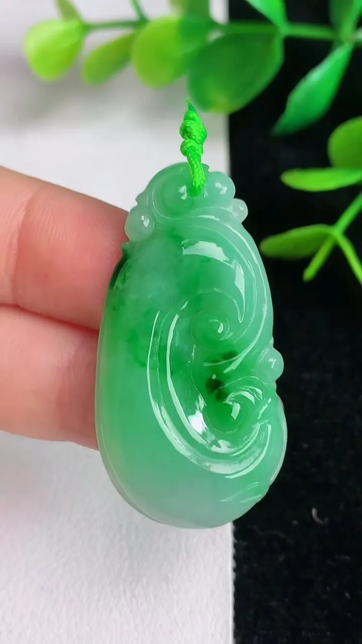 天然A货翡翠如意吊坠，尺寸39-20.7-5，重量:7.59g
6月15日