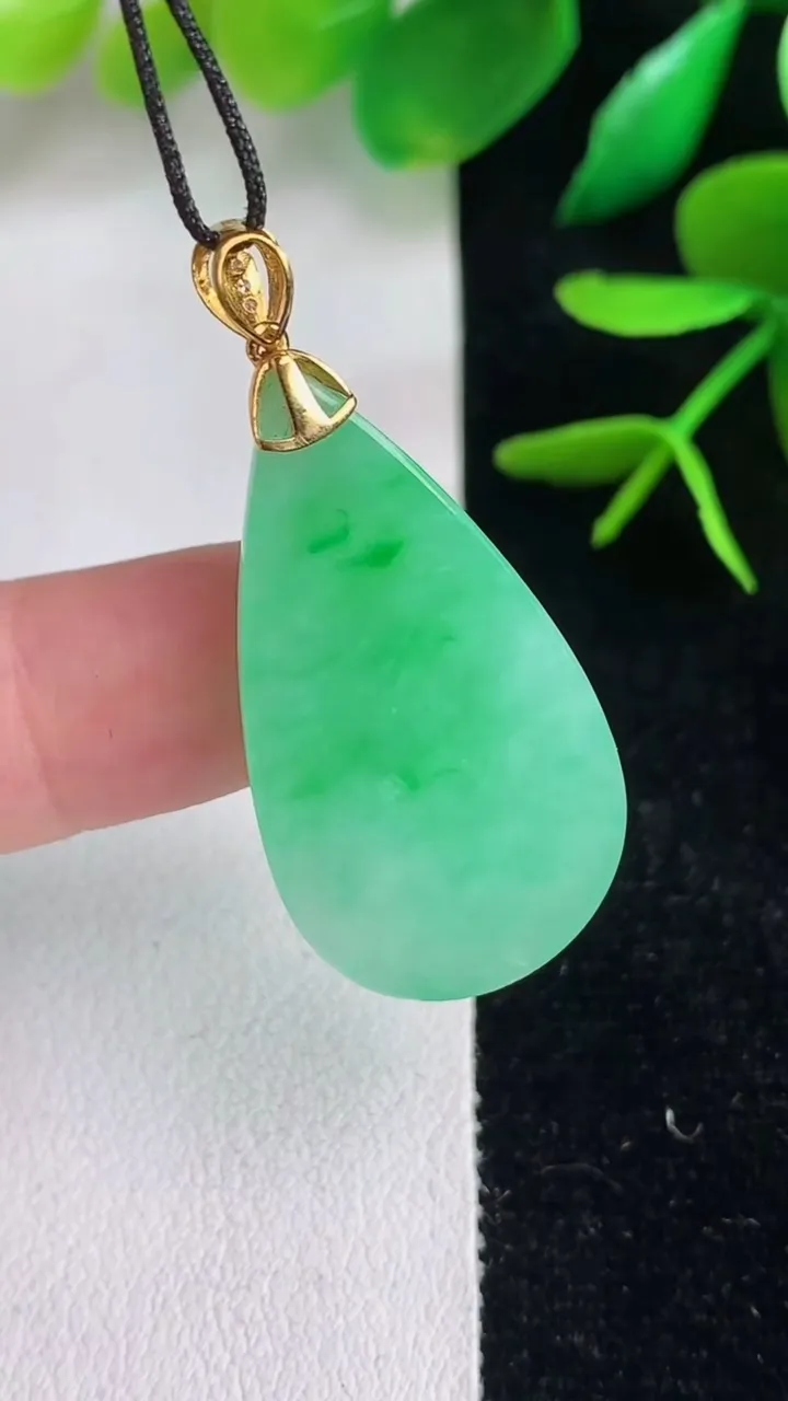 天然A货翡翠水滴吊坠，尺寸29.6-17.3-5.4，重量:6.10g
6月15日