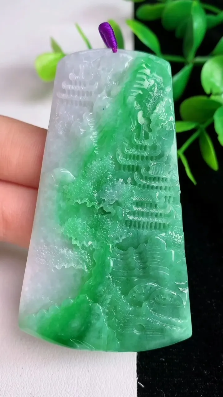 天然A货翡翠山水牌吊坠，尺寸71.5-40.5-5.8，重量:35.00g
6月15日
