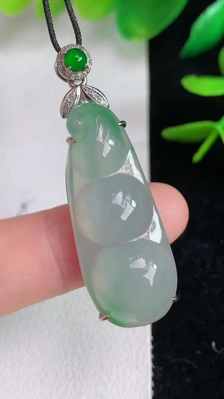 天然A货翡翠福豆吊坠，尺寸32.6-13-8，重量:6.12g
6月15日