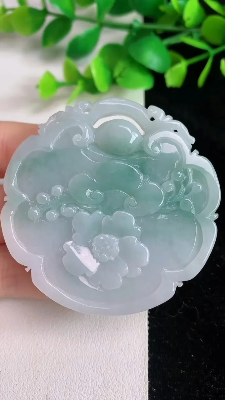 天然A货翡翠鸟语花香吊坠，尺寸55.5-54.6-12.7，重量:66.12g
6月15日