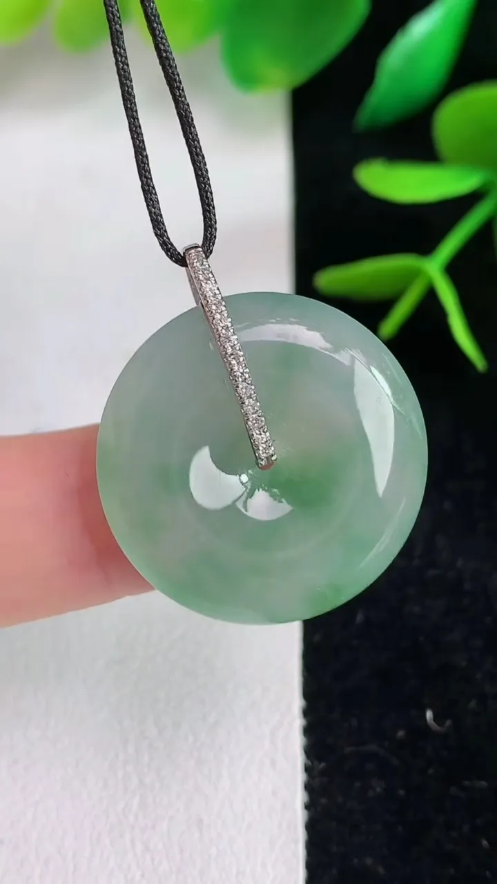 天然A货翡翠平安扣吊坠，尺寸23-5，重量:5.88g
6月15日