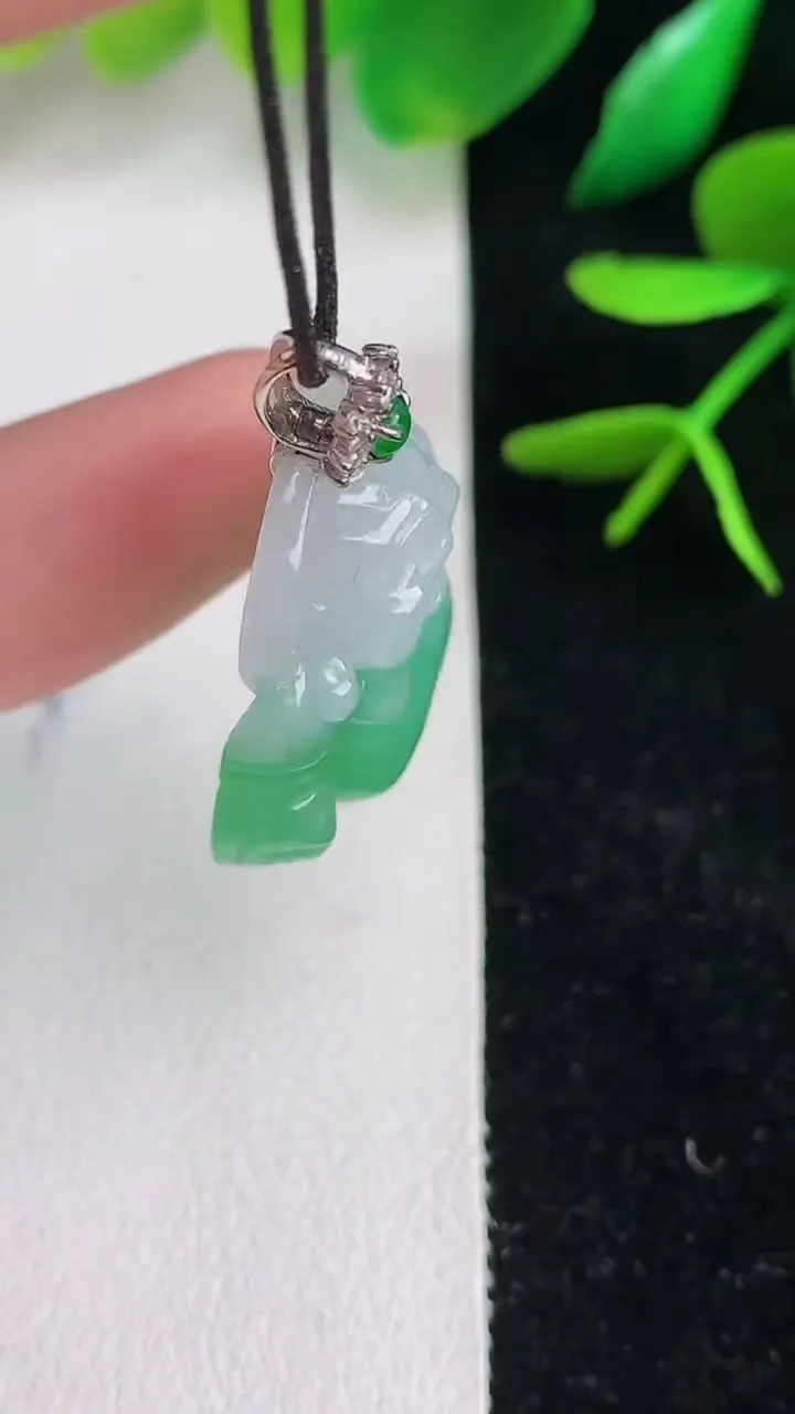 天然A货翡翠佛公吊坠，尺寸21.4-24.7-8，重量:7.40g
6月15日