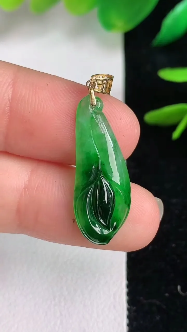 天然A货翡翠玉兰花吊坠，尺寸26-10-2.3，重量:1.06g
6月15日
