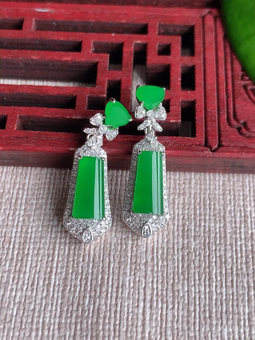 天然A货翡翠18K金伴钻镶嵌满绿无事牌耳坠 尺寸9.6×4.3×4.7mm 重量4.27g 0613