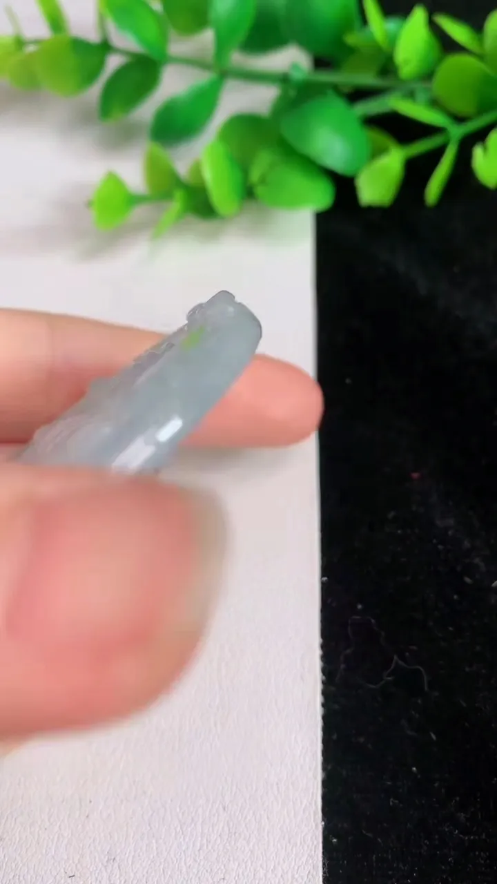 天然A货翡翠飘花大日如来吊坠，尺寸54.4-4.6，重量:30.75g
6月15日