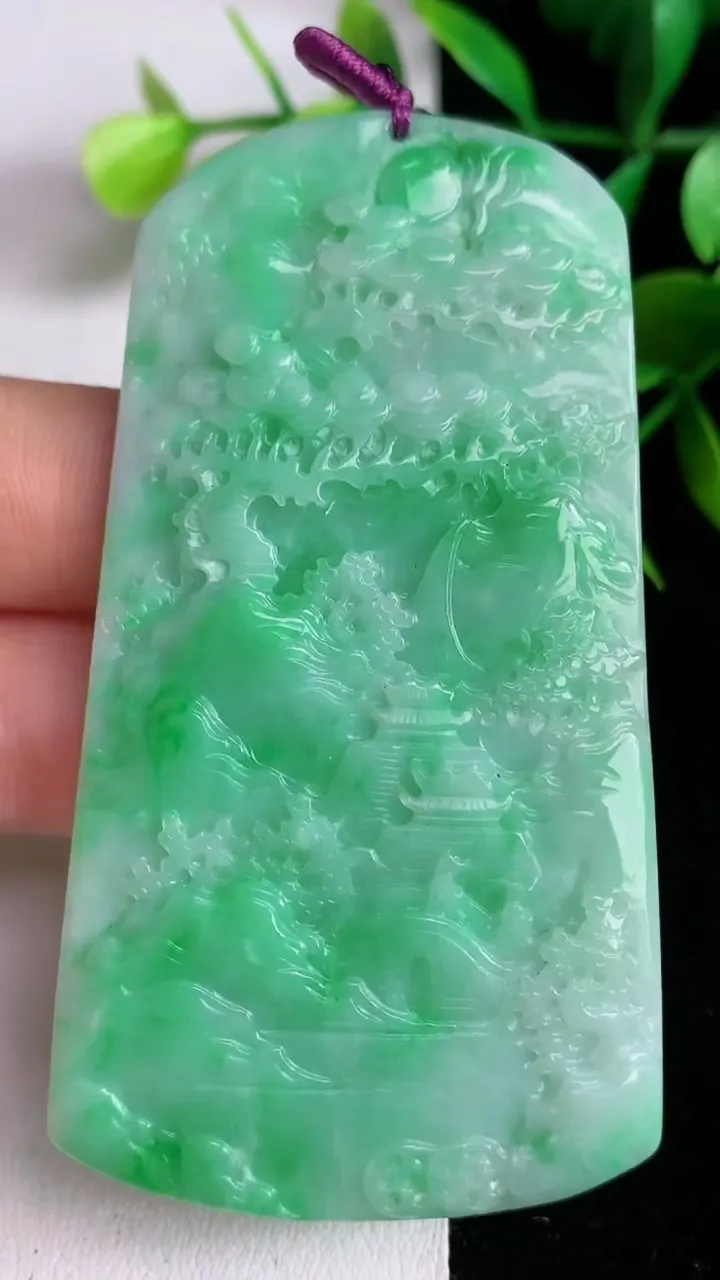 天然A货翡翠山水牌吊坠，尺寸73-39.2-5.8，重量:39.00g
6月15日