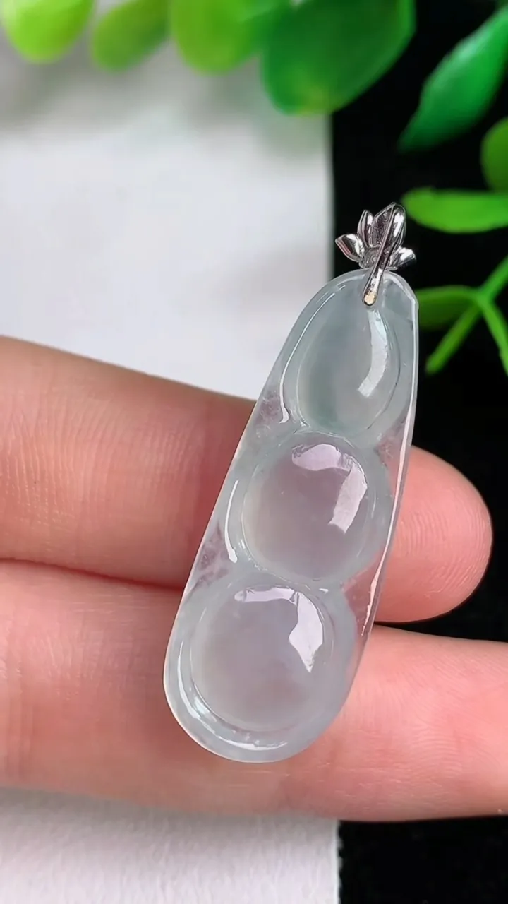 天然A货翡翠种福豆吊坠，尺寸33.4-13-6.3，重量:4.49g
6月15日