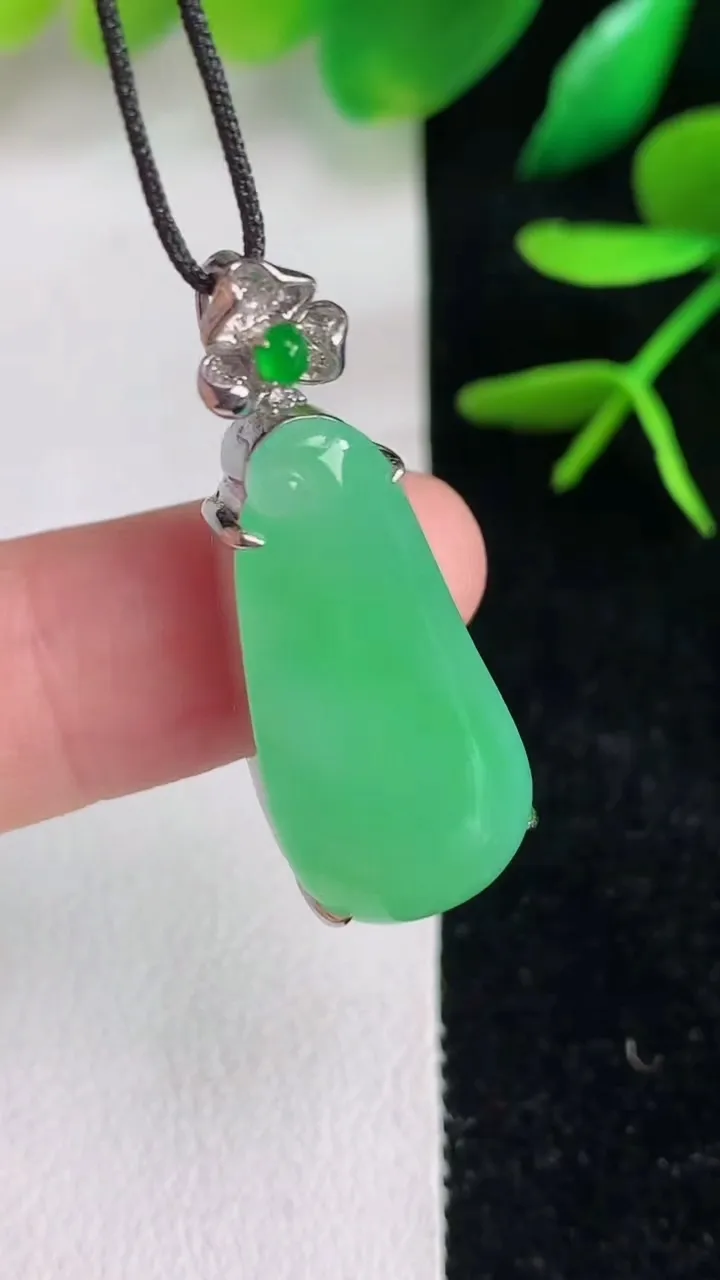 天然A货翡翠福瓜吊坠，尺寸25.2-12-8，重量:5.36g
6月15日