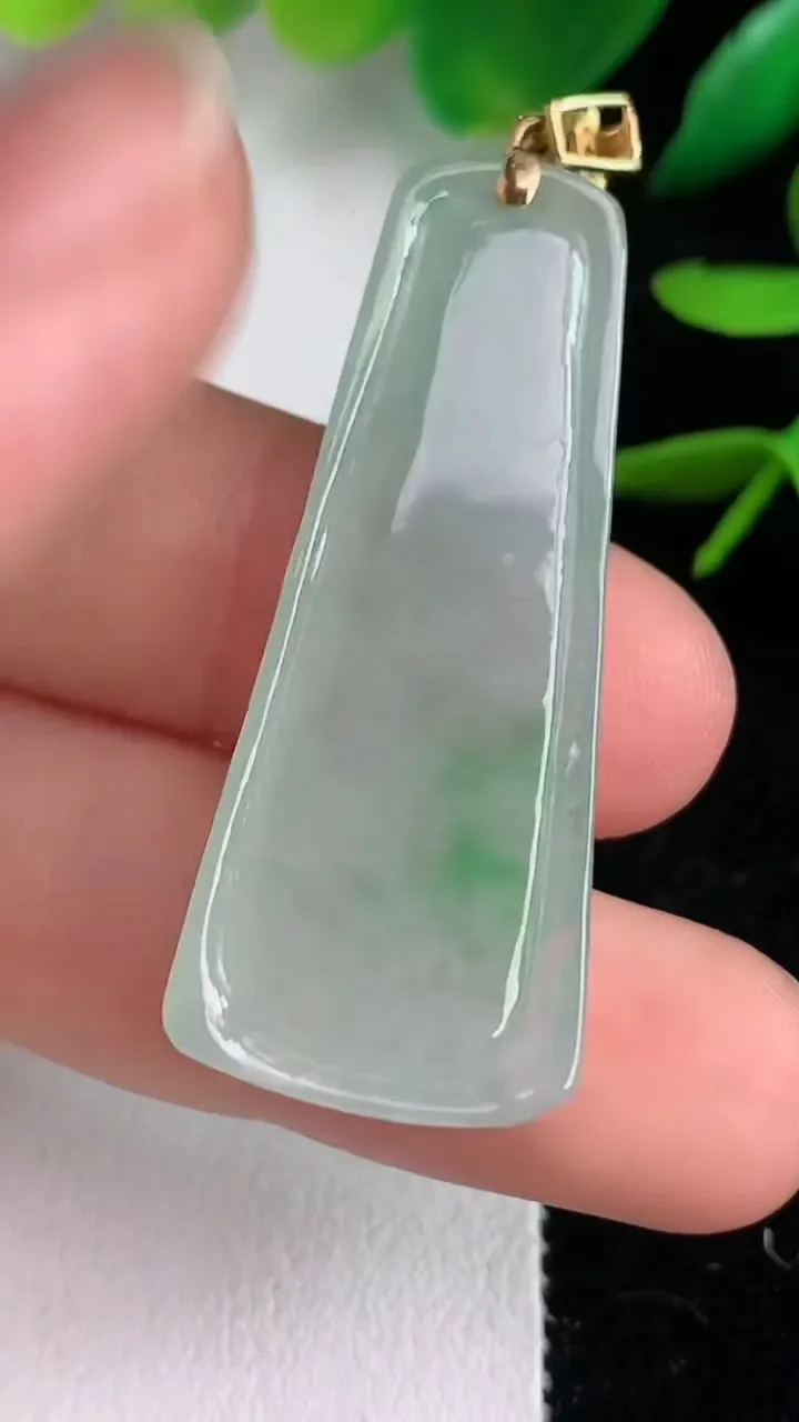 天然A货翡翠节节高升竹节吊坠，尺寸38.5-15.5-5.3，重量:7.10g
6月15日
