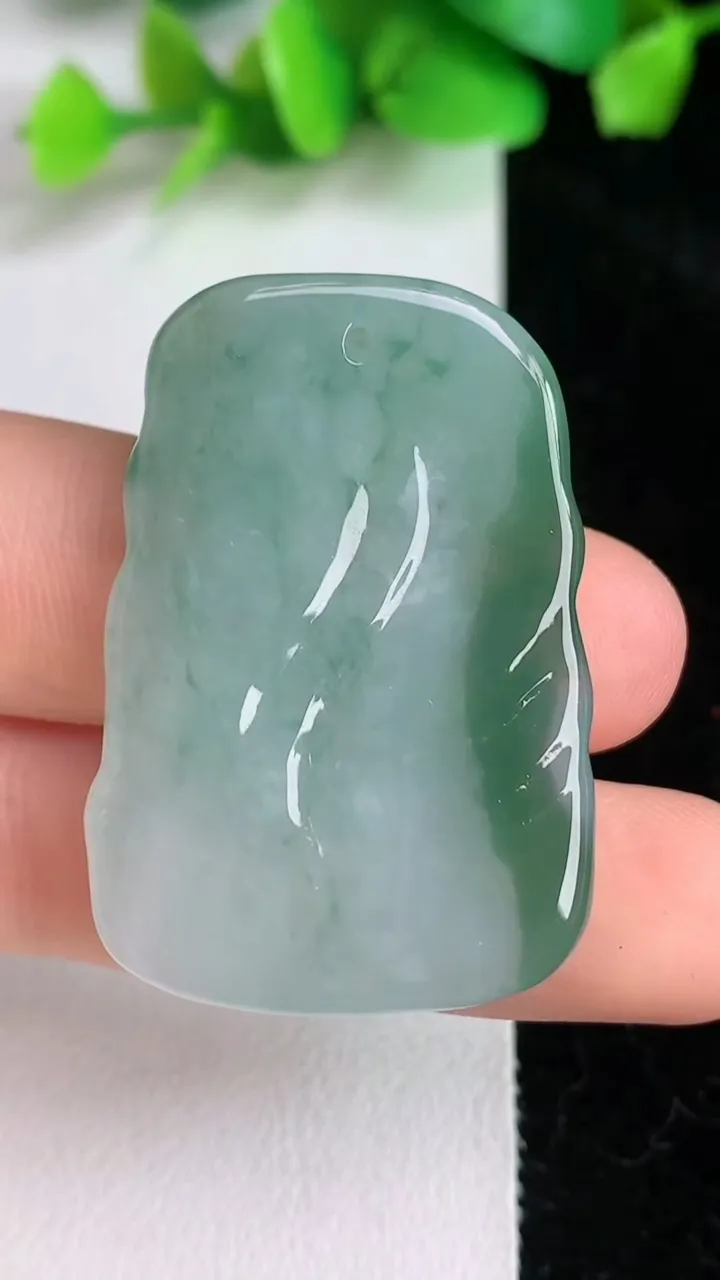 天然A货翡翠生肖狗吊坠，尺寸38-26.5-5.7，重量:12.40g
6月15日