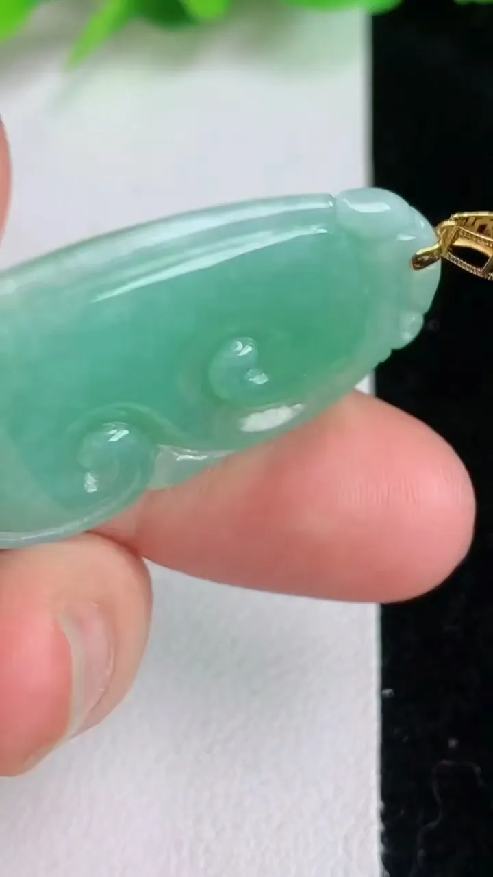 天然A货翡翠如意吊坠，尺寸37-19-7.5，重量:9.00g
6月15日