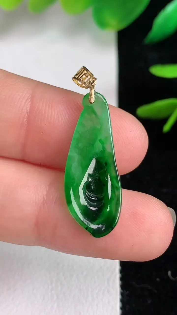 天然A货翡翠玉兰花吊坠，尺寸26-10-2.3，重量:1.06g
6月15日