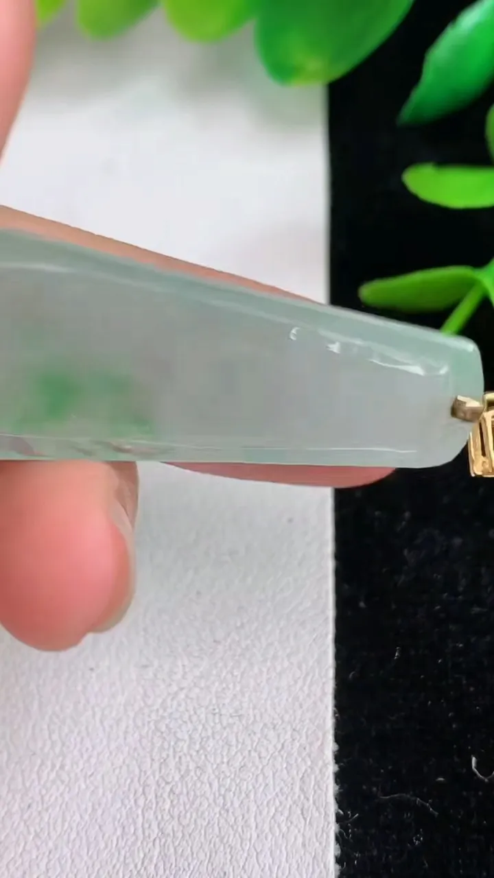 天然A货翡翠节节高升竹节吊坠，尺寸38.5-15.5-5.3，重量:7.10g
6月15日