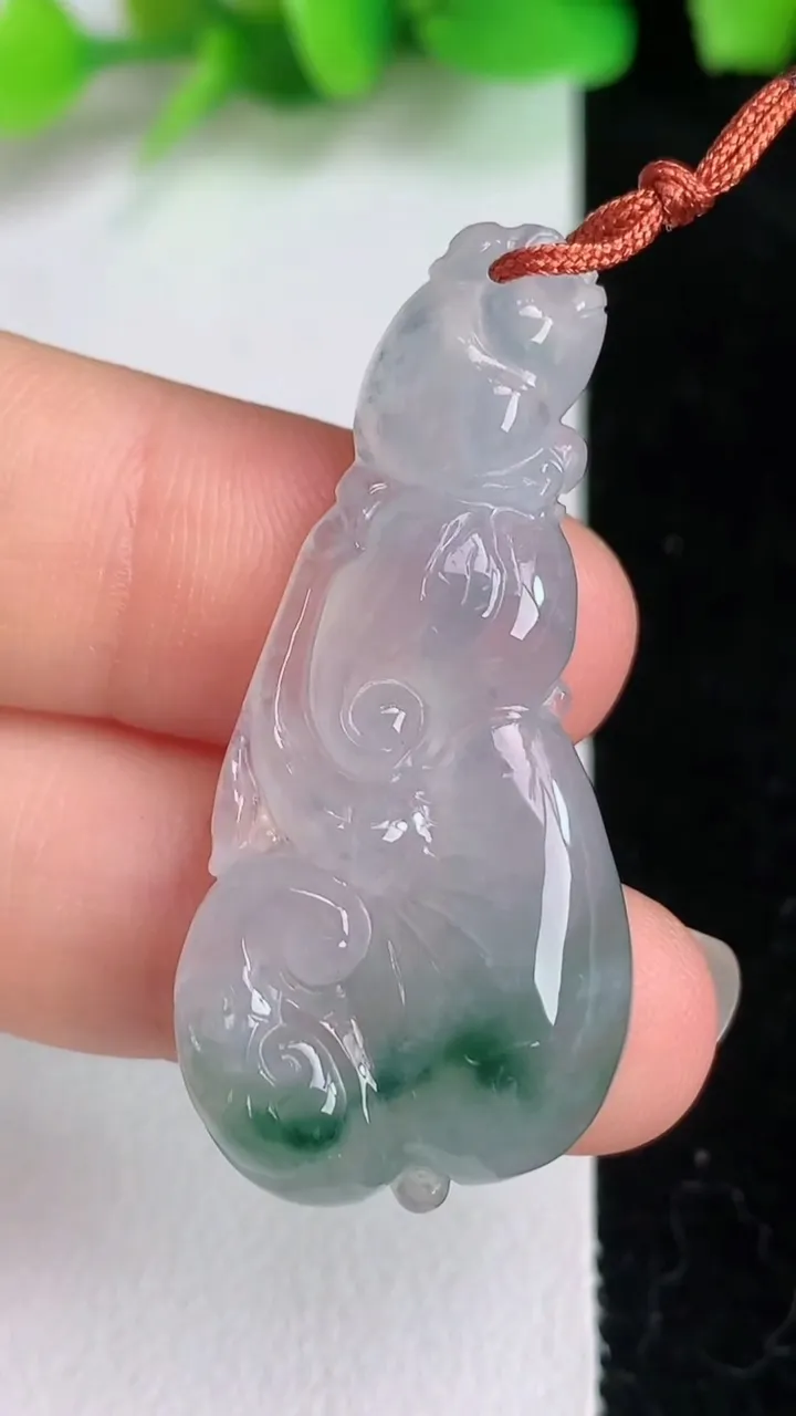 天然A货翡翠飘花如意吊坠，尺寸40.7-19-5.8，重量:6.88g
6月15日