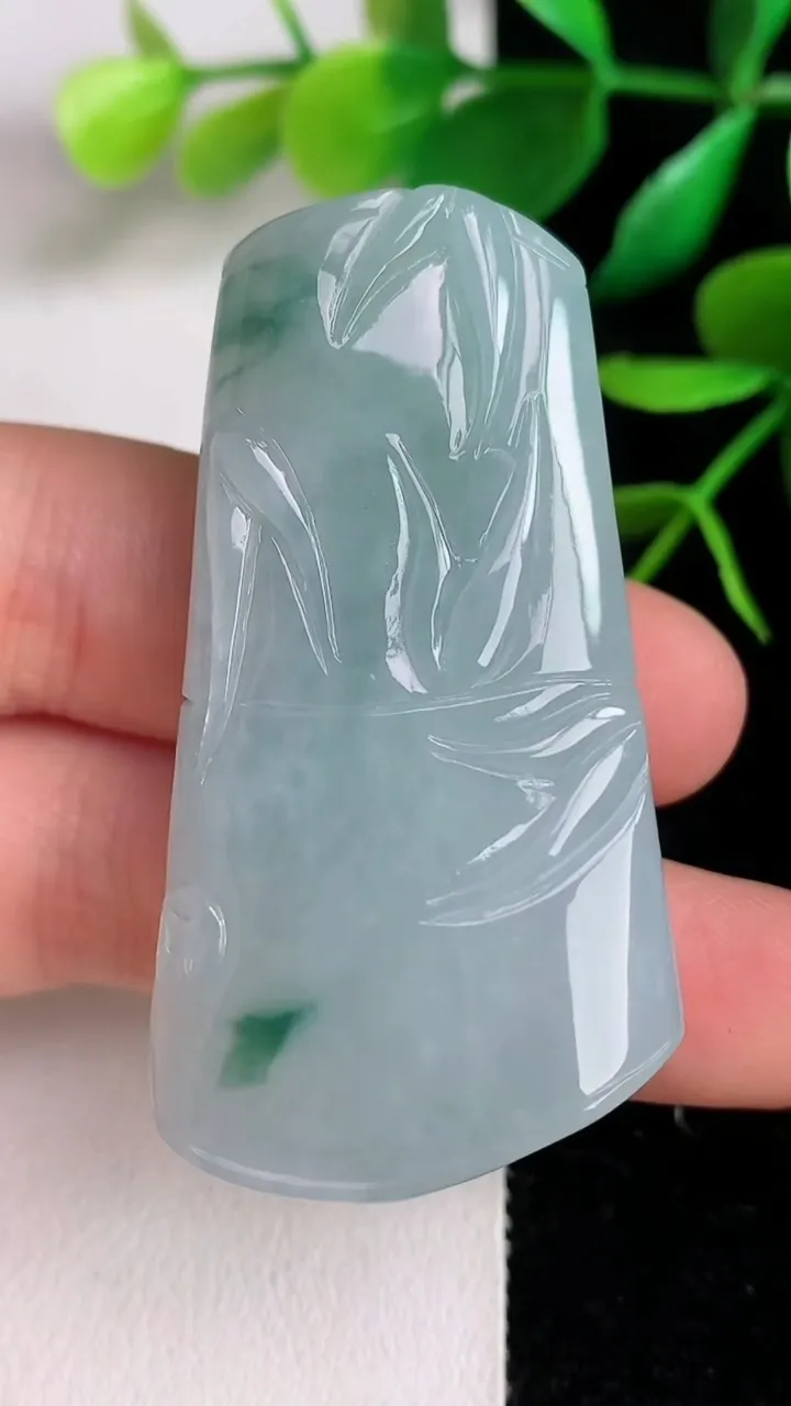 天然A货翡翠飘花节节高升 竹节吊坠，尺寸48.8-26.2-11.6，重量:33.84g
6月15日