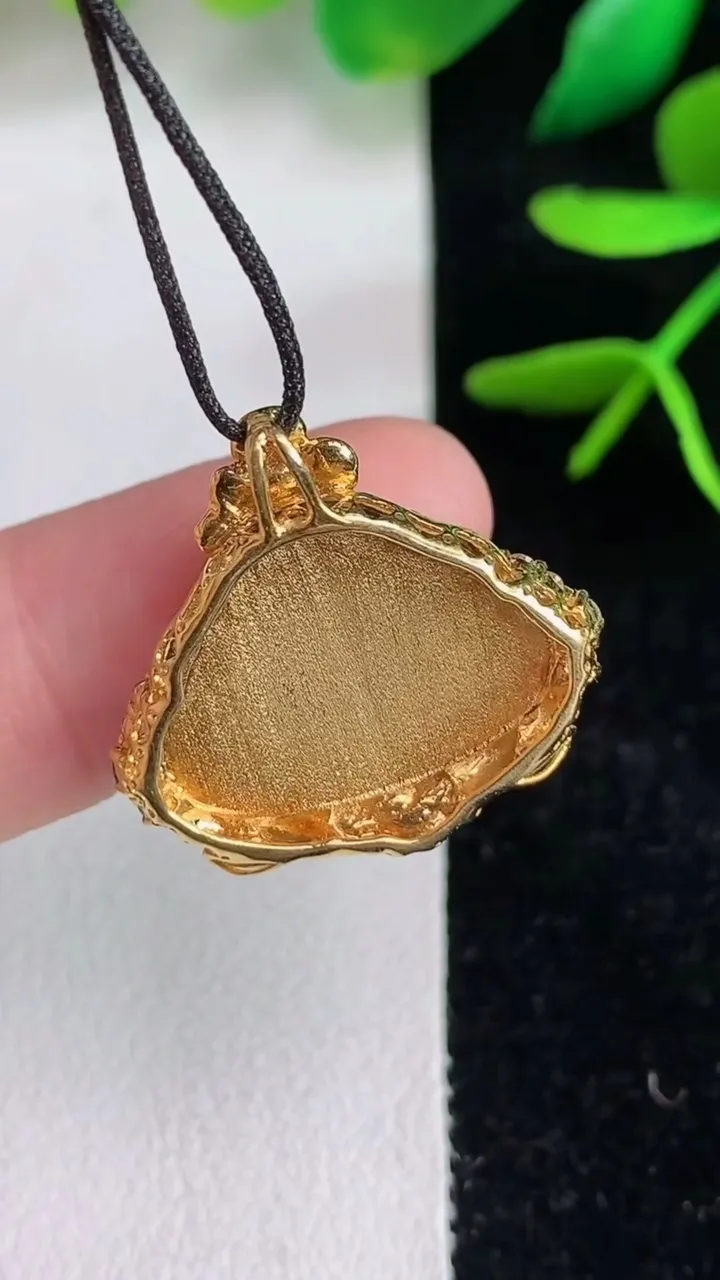 天然A货翡翠白冰佛公吊坠，尺寸20-20.4-6.4，裸石13.2-17.6重量:3.43g
6月15日