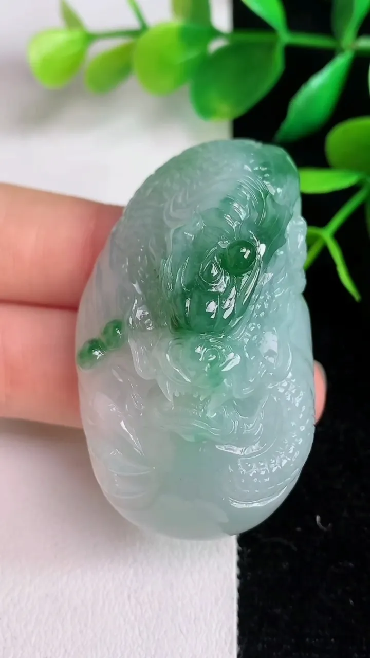 天然A货翡翠龙牌吊坠，尺寸51.2-31-18.3，重量:40.48g
6月15日
