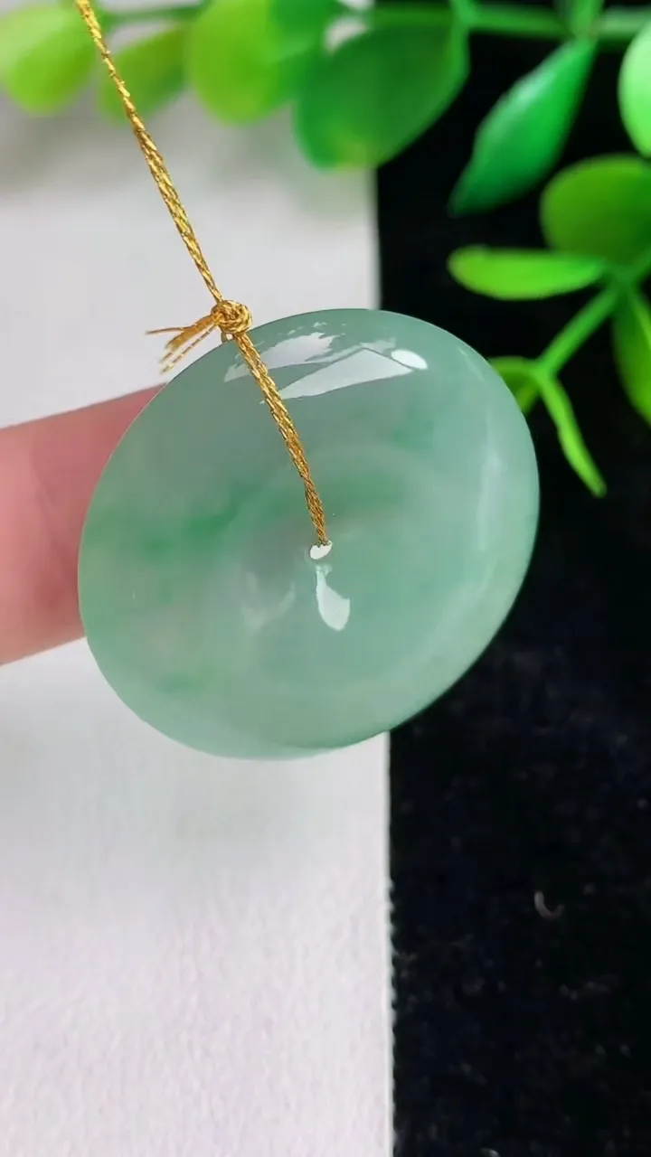 天然A货翡翠平安扣吊坠，尺寸28.2-5.5，重量:9.29g
6月15日