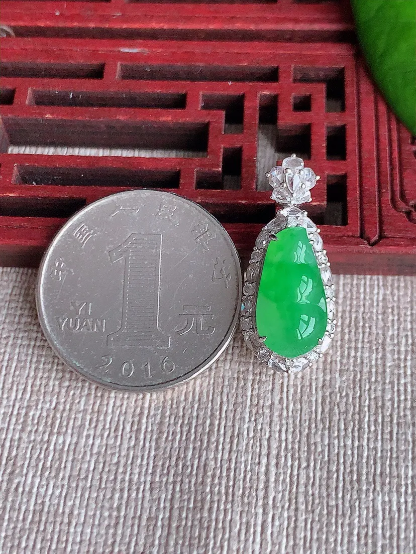 天然A货翡翠18K金伴甜绿四季豆福豆平安豆吊坠尺寸25.2×11×9裸石14.5×7.6m量3.60g 0613
