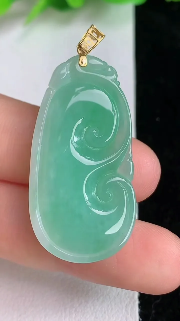 天然A货翡翠如意吊坠，尺寸37-19-7.5，重量:9.00g
6月15日