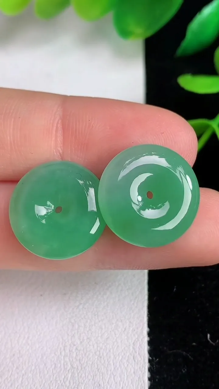 天然A货翡翠平安扣吊坠一对，尺寸16-3.6，重量:4.12g
6月15日