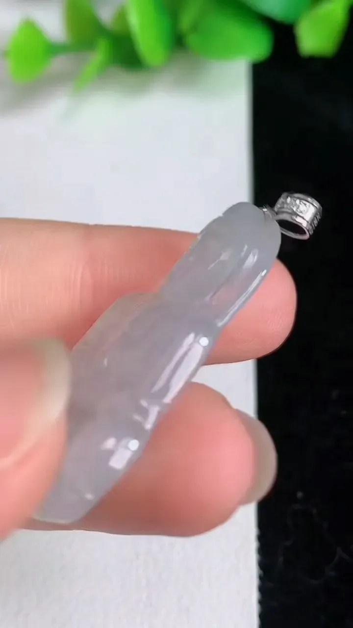 天然A货翡翠种观音菩萨吊坠，尺寸35-19.4-3.8，重量:5.00g
6月15日