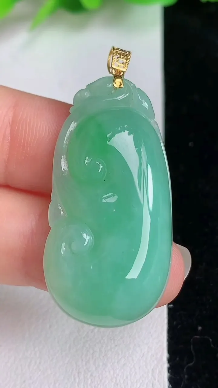 天然A货翡翠如意吊坠，尺寸37-19-7.5，重量:9.00g
6月15日