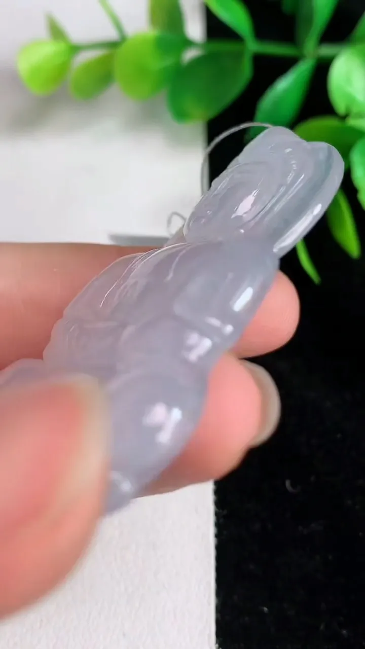 天然A货翡翠白冰观音菩萨吊坠，尺寸53.6-34.6-6，重量:19.49g
6月15日