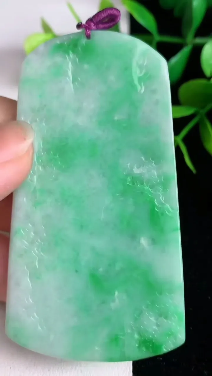 天然A货翡翠山水牌吊坠，尺寸73-39.2-5.8，重量:39.00g
6月15日