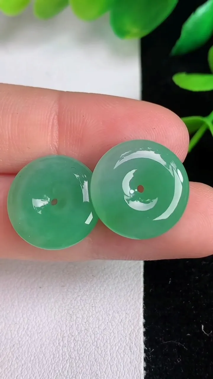 天然A货翡翠平安扣吊坠一对，尺寸16-3.6，重量:4.12g
6月15日