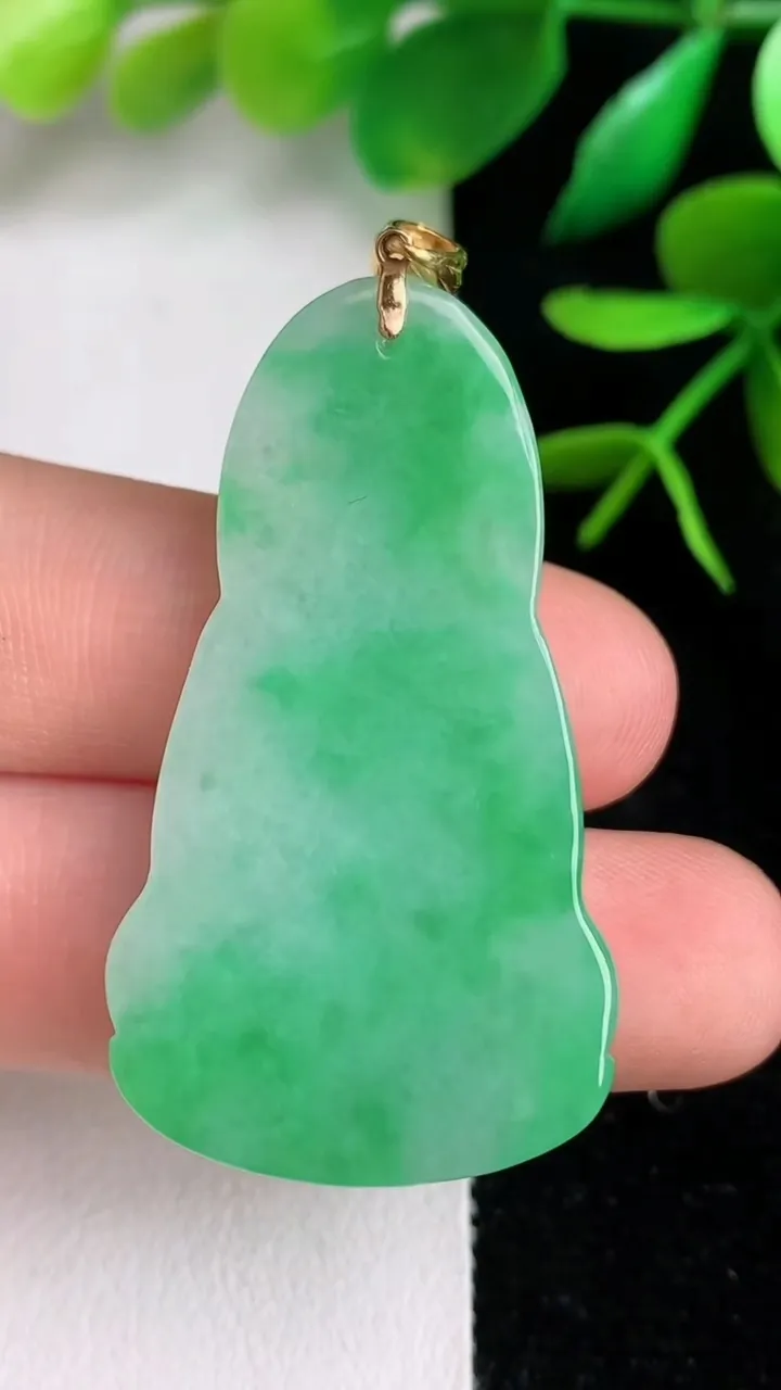 天然A货翡翠素衣观音菩萨吊坠，尺寸42.5-24-5.3，重量:10.46g
6月15日