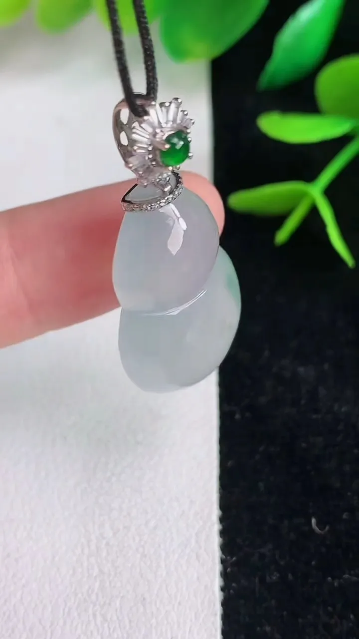 天然A货翡翠k金飘花葫芦吊坠，尺寸23.8-16-7.3，重量:5.45g
6月15日