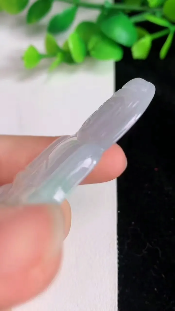 天然A货翡翠观音菩萨吊坠，尺寸66.8-38.8-4.8，重量:23.79g
6月15日